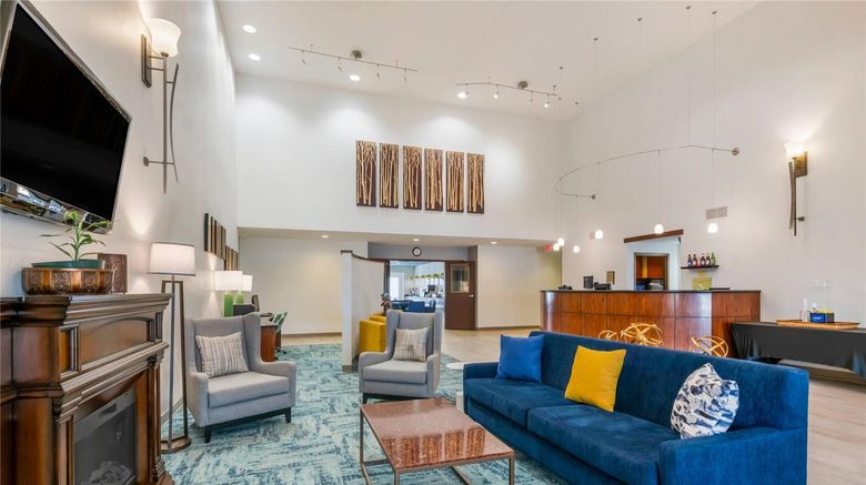 <b>Comfort Suites Lobby</b>. Images powered by <a href="https://iceportal.shijigroup.com/" title="IcePortal" target="_blank">IcePortal</a>.