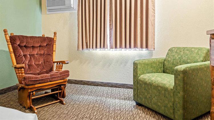 Econo Lodge Custer Crazy Horse Room