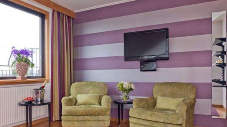 Home Hotel Wellington Room