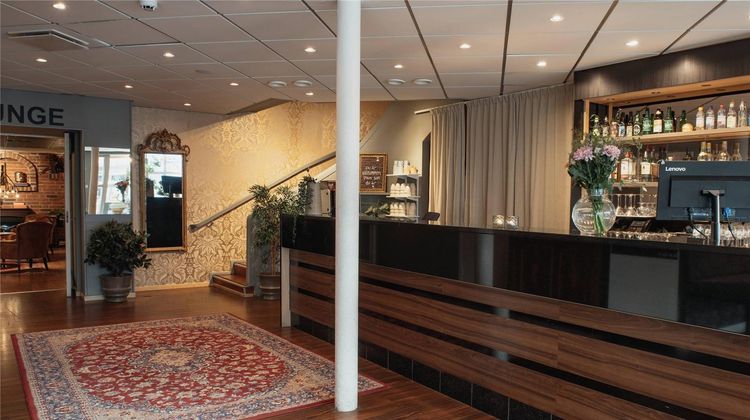Home Hotel Cardinal Lobby
