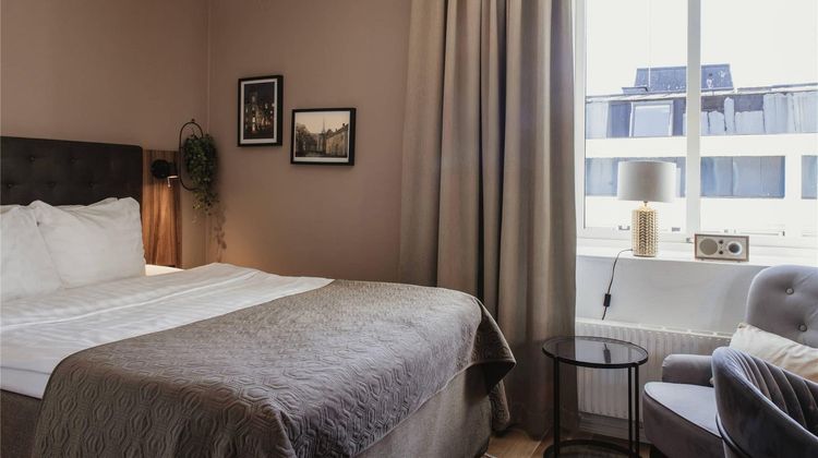 Home Hotel Cardinal Room