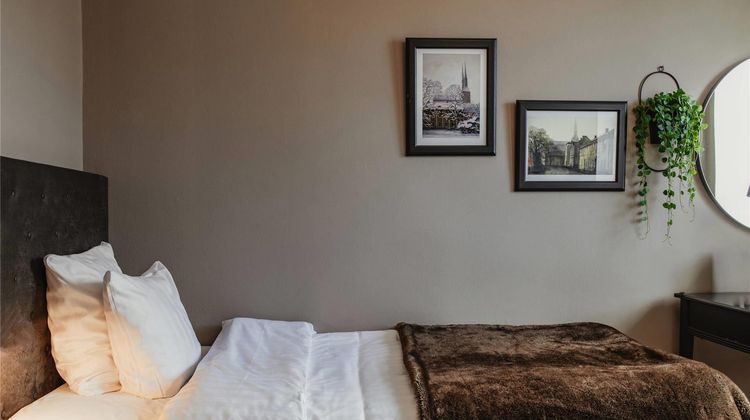 Home Hotel Cardinal Room