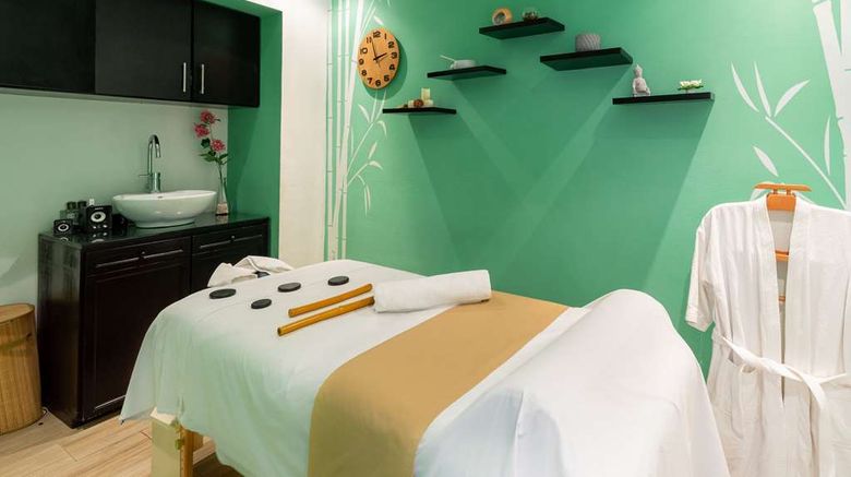 <b>Quality Hotel Real Aeropuerto Pool</b>. Images powered by <a href="https://iceportal.shijigroup.com/" title="IcePortal" target="_blank">IcePortal</a>.