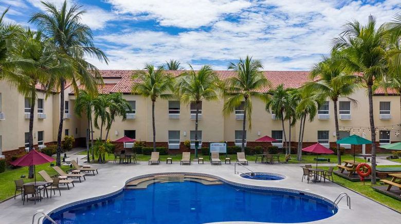 <b>Quality Hotel Real Aeropuerto Pool</b>. Images powered by <a href="https://iceportal.shijigroup.com/" title="IcePortal" target="_blank">IcePortal</a>.