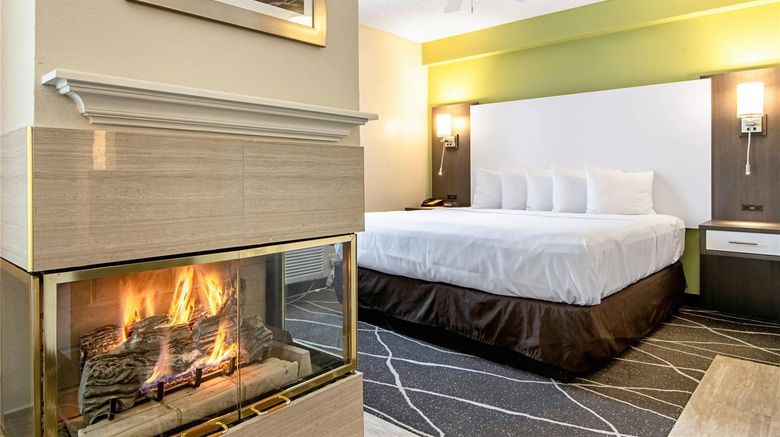 <b>Clarion Inn Willow River Suite</b>. Images powered by <a href="https://iceportal.shijigroup.com/" title="IcePortal" target="_blank">IcePortal</a>.