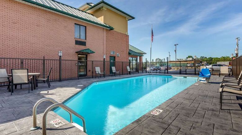 <b>Comfort Inn Pool</b>. Images powered by <a href="https://iceportal.shijigroup.com/" title="IcePortal" target="_blank">IcePortal</a>.
