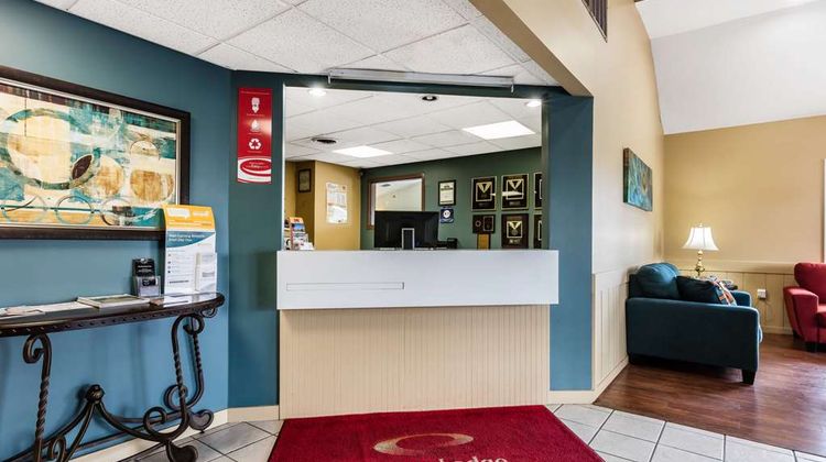 Econo Lodge Inn and Suites Dickson Lobby