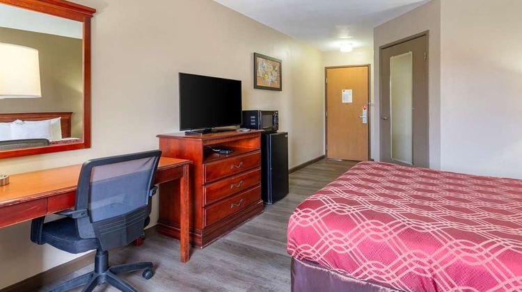 Econo Lodge Inn and Suites Dickson Room