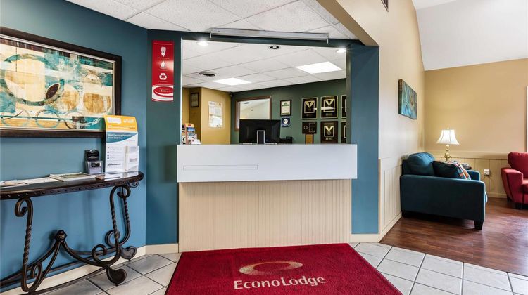 Econo Lodge Inn and Suites Dickson Lobby