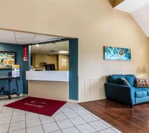 Econo Lodge Inn and Suites Dickson Lobby