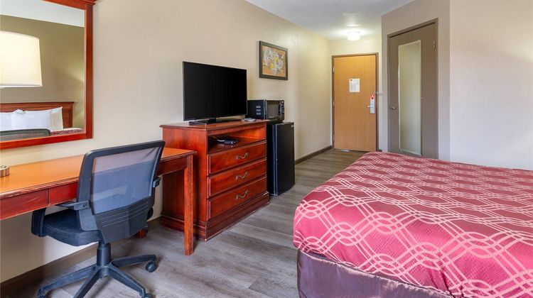 Econo Lodge Inn and Suites Dickson Room