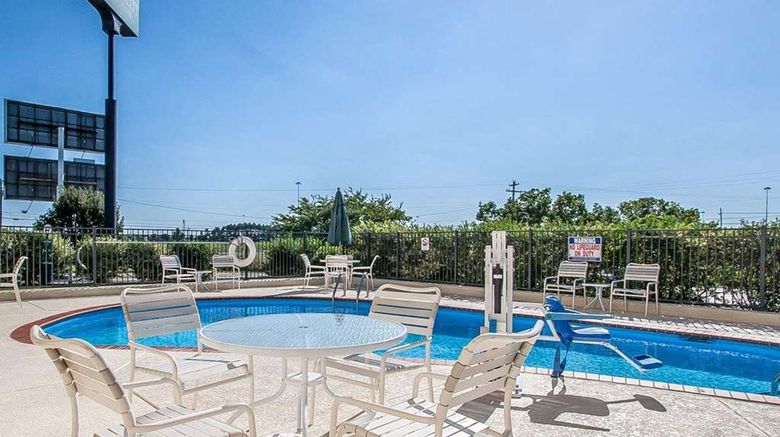 <b>Quality Inn Pool</b>. Images powered by <a href="https://iceportal.shijigroup.com/" title="IcePortal" target="_blank">IcePortal</a>.