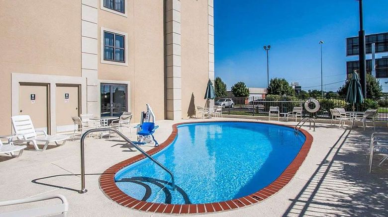 <b>Quality Inn Pool</b>. Images powered by <a href="https://iceportal.shijigroup.com/" title="IcePortal" target="_blank">IcePortal</a>.
