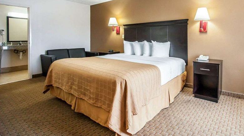 <b>Quality Inn Room</b>. Images powered by <a href="https://iceportal.shijigroup.com/" title="IcePortal" target="_blank">IcePortal</a>.