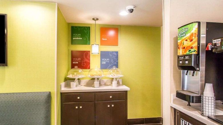 <b>Comfort Suites Restaurant</b>. Images powered by <a href="https://iceportal.shijigroup.com/" title="IcePortal" target="_blank">IcePortal</a>.