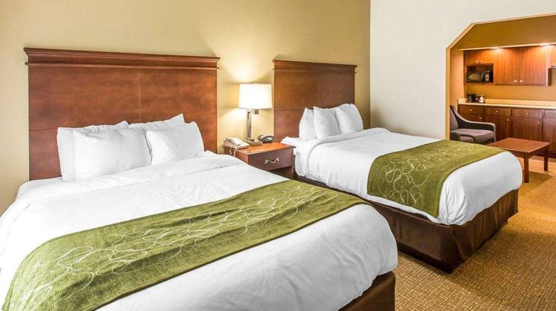 <b>Comfort Suites Suite</b>. Images powered by <a href="https://iceportal.shijigroup.com/" title="IcePortal" target="_blank">IcePortal</a>.