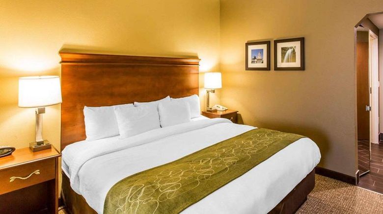 <b>Comfort Suites Suite</b>. Images powered by <a href="https://iceportal.shijigroup.com/" title="IcePortal" target="_blank">IcePortal</a>.