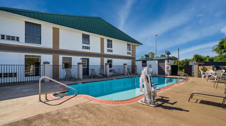 <b>Quality Inn Pool</b>. Images powered by <a href="https://iceportal.shijigroup.com/" title="IcePortal" target="_blank">IcePortal</a>.