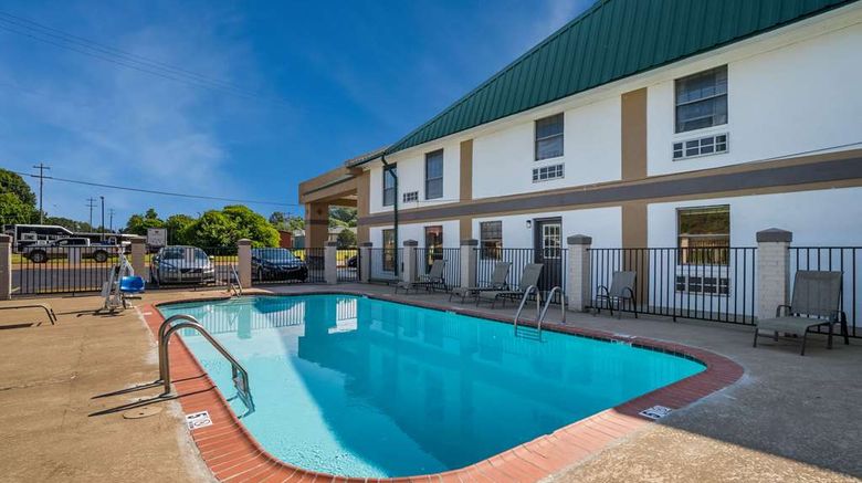 <b>Quality Inn Pool</b>. Images powered by <a href="https://iceportal.shijigroup.com/" title="IcePortal" target="_blank">IcePortal</a>.