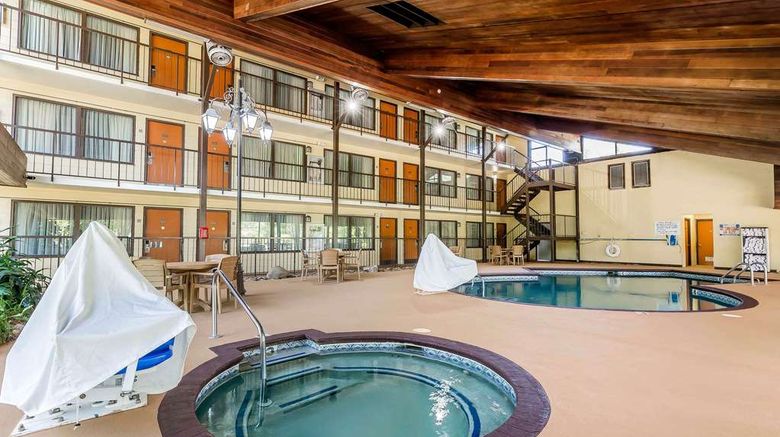 <b>Quality Inn & Suites River Suites Pool</b>. Images powered by <a href="https://iceportal.shijigroup.com/" title="IcePortal" target="_blank">IcePortal</a>.