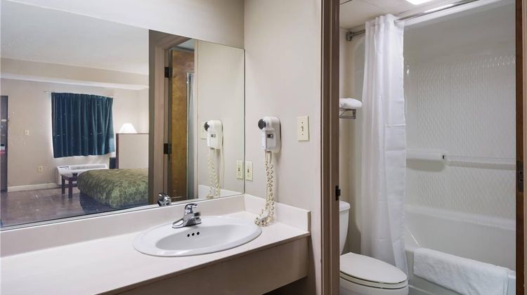 Econo Lodge Inn and Suites Knoxville East Room