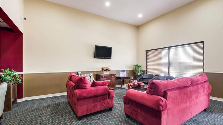 Econo Lodge Inn and Suites Knoxville East Lobby