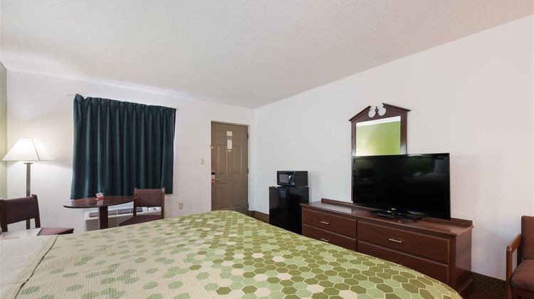 Econo Lodge Inn and Suites Knoxville East Room