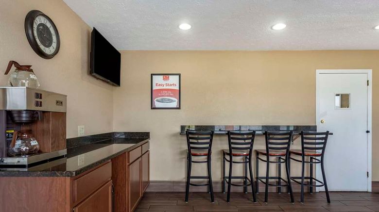 <b>Econo Lodge Nashville North Lobby</b>. Images powered by <a href="https://iceportal.shijigroup.com/" title="IcePortal" target="_blank">IcePortal</a>.