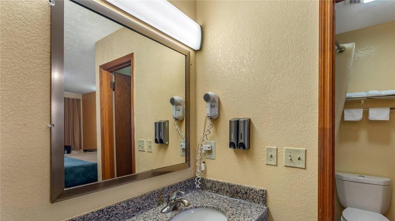 <b>Econo Lodge Nashville North Room</b>. Images powered by <a href="https://iceportal.shijigroup.com/" title="IcePortal" target="_blank">IcePortal</a>.