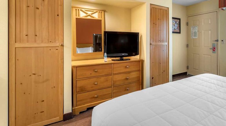 <b>Econo Lodge Riverside Room</b>. Images powered by <a href="https://iceportal.shijigroup.com/" title="IcePortal" target="_blank">IcePortal</a>.