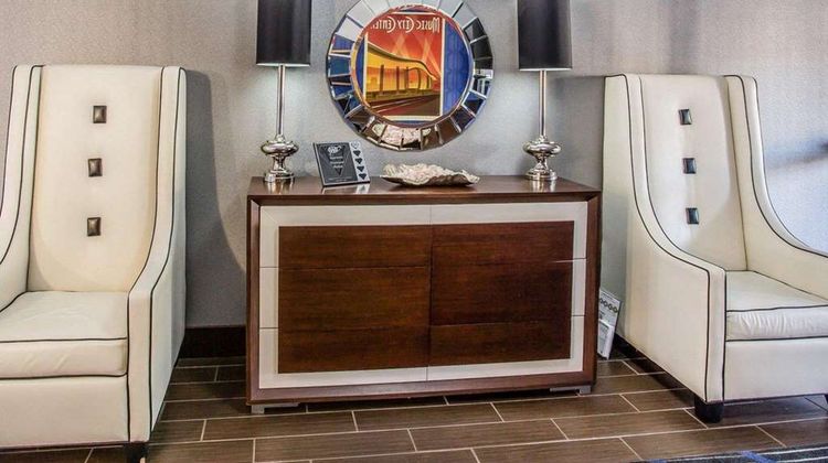 Quality Suites Nashville Airport Lobby