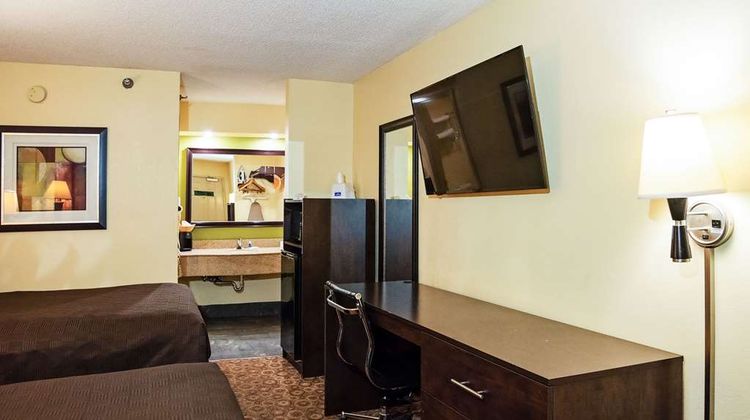 Rodeway Inn & Suites North Room