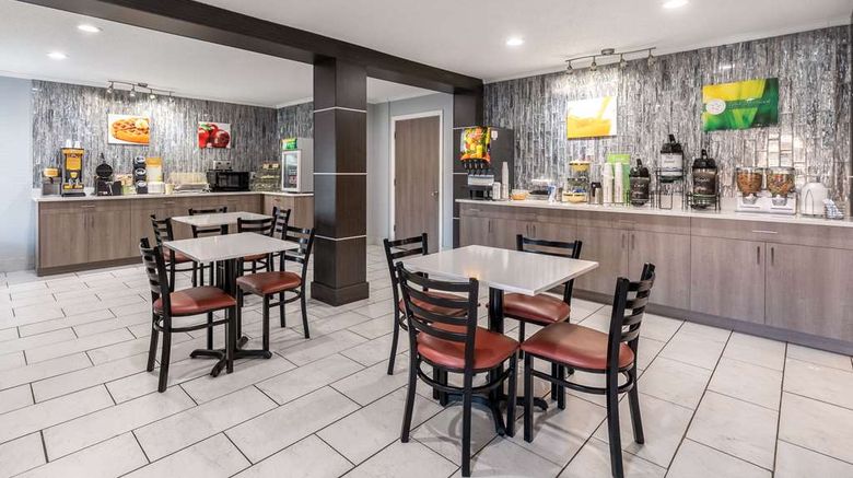 <b>Quality Inn Cleveland North Restaurant</b>. Images powered by <a href="https://iceportal.shijigroup.com/" title="IcePortal" target="_blank">IcePortal</a>.