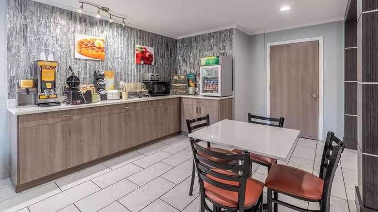 <b>Quality Inn Cleveland North Restaurant</b>. Images powered by <a href="https://iceportal.shijigroup.com/" title="IcePortal" target="_blank">IcePortal</a>.