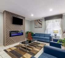 Quality Inn Cleveland North Lobby