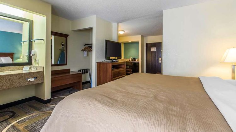 Quality Inn & Suites Suite