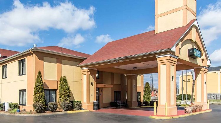 Quality Inn & Suites Exterior