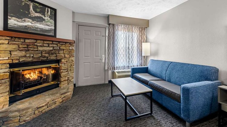 Quality Inn & Suites at Dollywood Lane Room