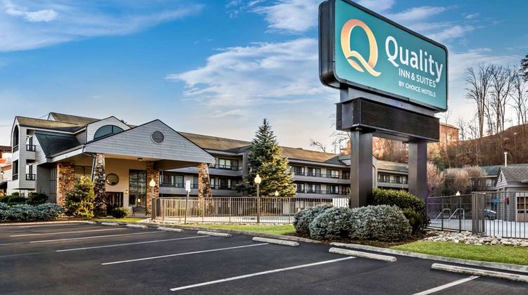 Quality Inn & Suites at Dollywood Lane Exterior