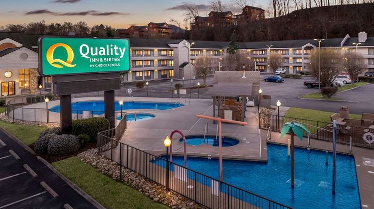 Quality Inn & Suites at Dollywood Lane Exterior