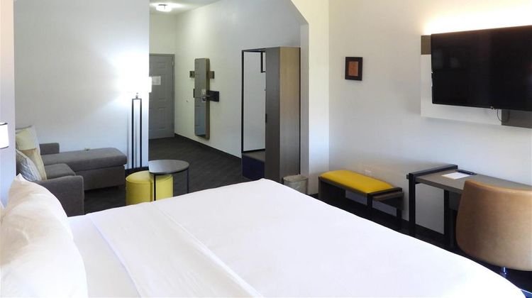 Comfort Suites Room