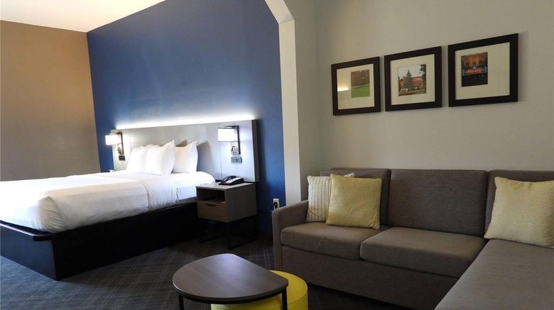 <b>Comfort Suites Suite</b>. Images powered by <a href="https://iceportal.shijigroup.com/" title="IcePortal" target="_blank">IcePortal</a>.