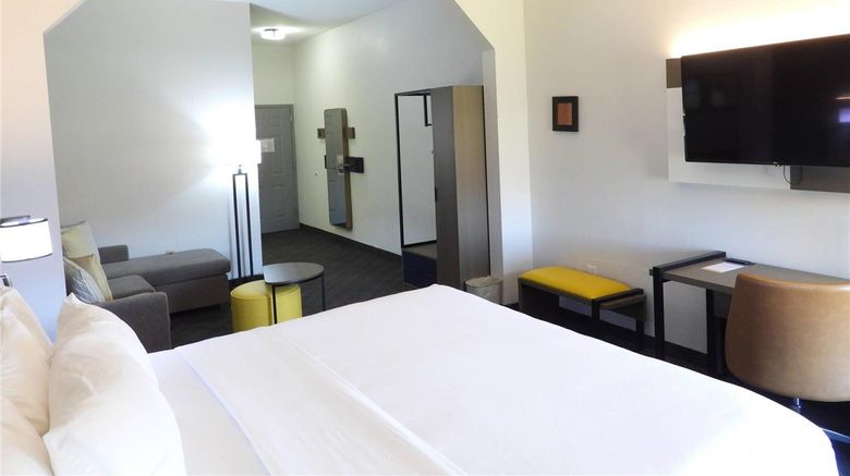<b>Comfort Suites Suite</b>. Images powered by <a href="https://iceportal.shijigroup.com/" title="IcePortal" target="_blank">IcePortal</a>.