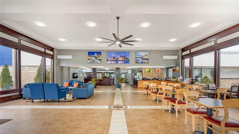 <b>Quality Inn, Chattanooga Lobby</b>. Images powered by <a href="https://iceportal.shijigroup.com/" title="IcePortal" target="_blank">IcePortal</a>.