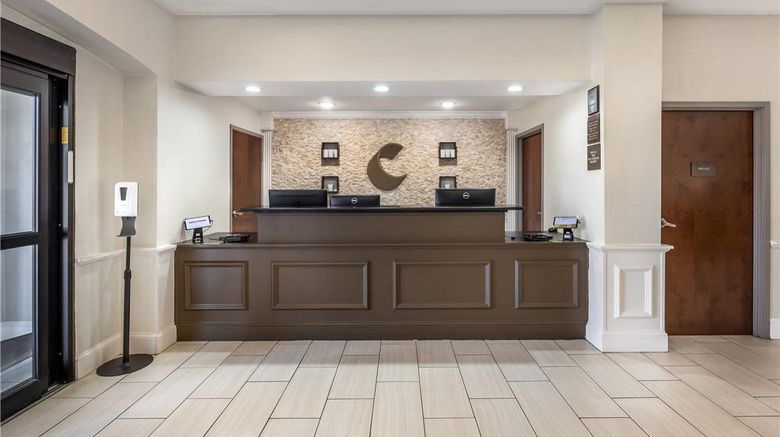 <b>Comfort Inn & Suites Lobby</b>. Images powered by <a href="https://iceportal.shijigroup.com/" title="IcePortal" target="_blank">IcePortal</a>.