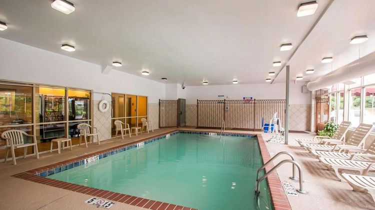 Quality Inn & Suites Pool
