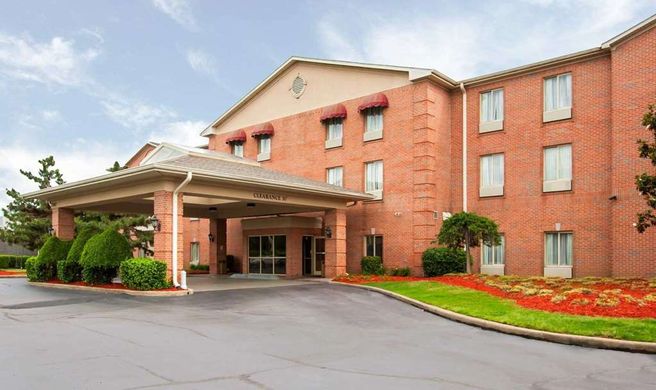 Quality Inn & Suites Exterior