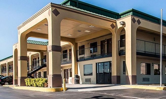 Econo Lodge Inn & Suites Southeast Exterior