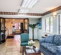 Econo Lodge Inn & Suites Southeast Lobby