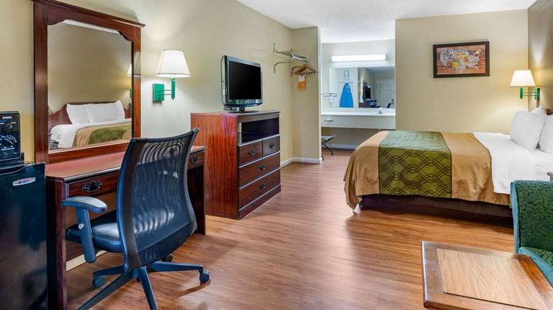 <b>Econo Lodge Inn & Suites Southeast Room</b>. Images powered by <a href="https://iceportal.shijigroup.com/" title="IcePortal" target="_blank">IcePortal</a>.